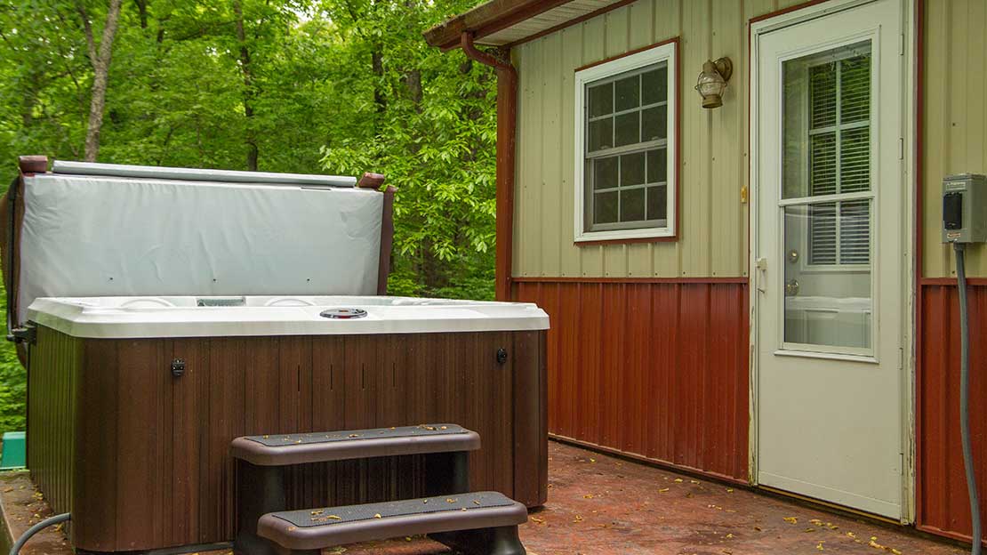 Outdoorsman cabin with Hot tub
